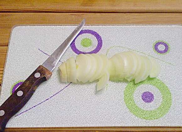 1. Этап. Салат к красному вину: 2. Лук нарезать тонко полукольцами.