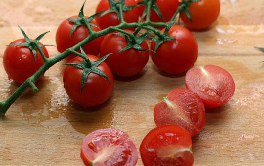 1. Этап. Салат со шпинатом и помидорами черри: Помидоры черри моем и разрезаем пополам.