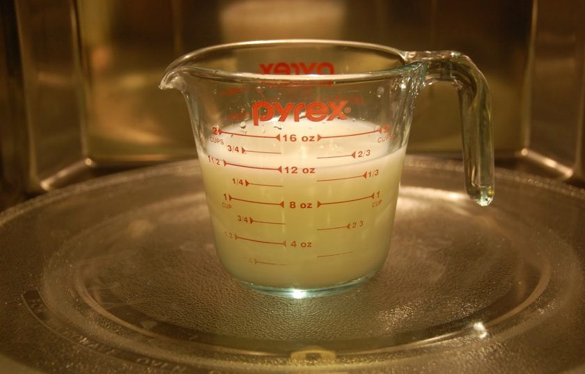 1. Этап. Очень шоколадный торт: 8. Соедините воду с молоком и отправьте в микроволновую печь на 2,5 минуты.