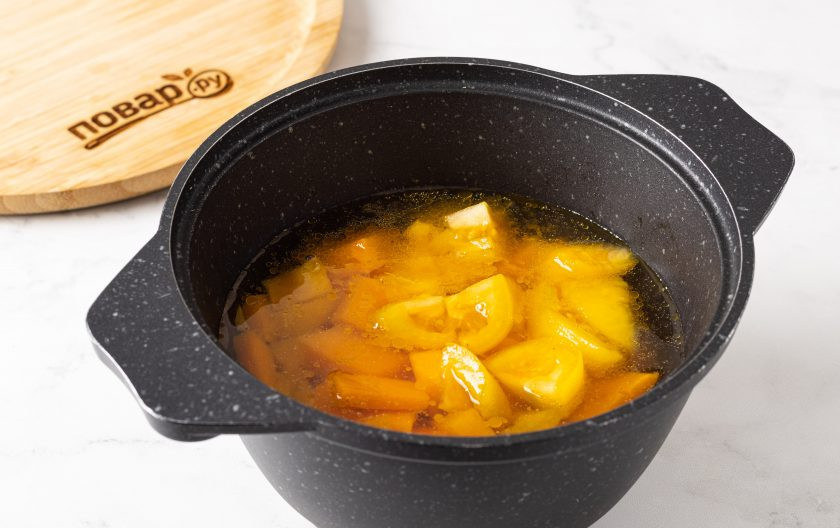 1. Этап. Оранжевый суп: Влейте воду. Посолите и поперчите. Доведите до кипения и проварите 12-15 минут до мягкости тыквы.