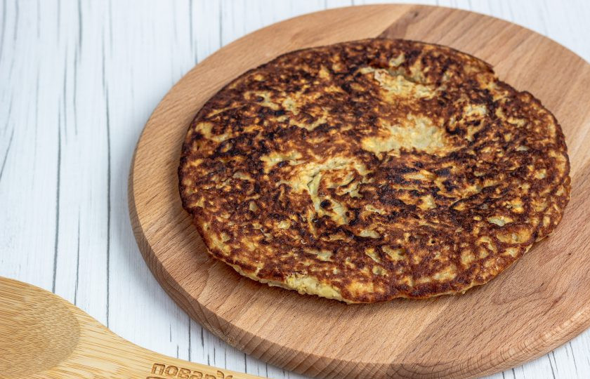 1. Этап. Овсяноблин с бананом: Блинную сковороду смажьте растительным маслом и жарьте блинчик с двух сторон до готовности.