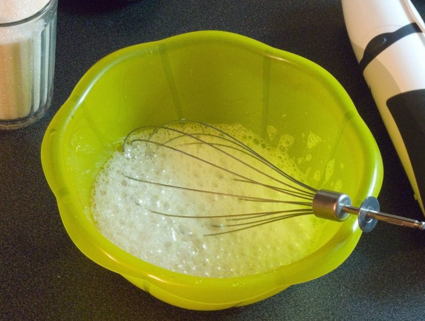 1. Этап. Пирог в силиконовой форме: Теперь займитесь тестом. Взбейте белки до пены.