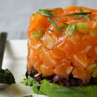 Тартар из лосося и авокадо