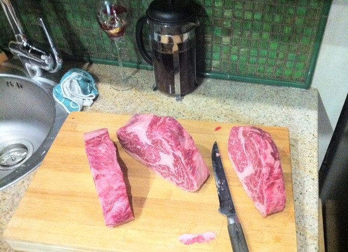 1. Этап. Говядина на мангале: Говядину необходимо вынуть из холодильника, распаковать, слить кровь. Нарезать нужное количество стейков и оставить их на кухне полежать примерно на час, чтоб мясо немного 