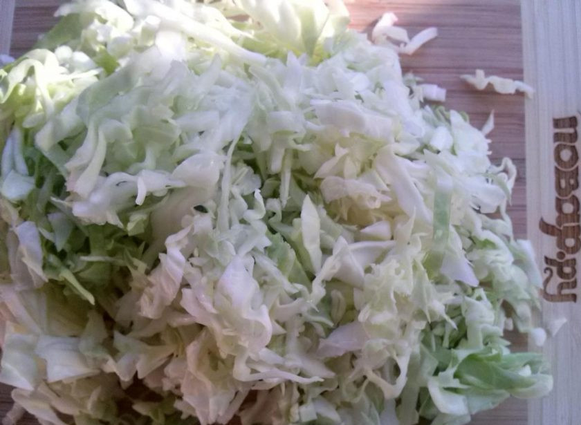 1. Этап. Голубцы ленивые в духовке: 3. Капусту нашинкуйте, а затем полоски нарежьте кубиками.