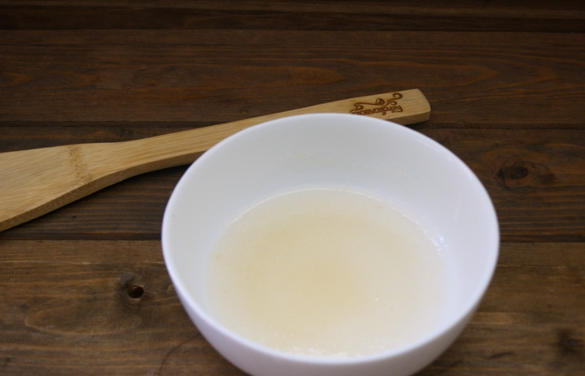 1. Этап. Клубнично-творожный торт без выпечки: В воде замочите желатин. Дайте набухнуть 20 минут. Потом поставьте в миковолновку и подогрейте 30 секунд при полной мощности. Желатин разойдется. Жидкость станет мутной.