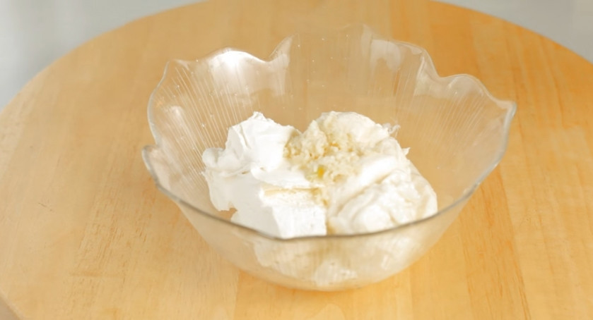 1. Этап. Лучший закусочный торт из крекеров и рыбной консервы: 2. Для заправки необходимо смешать пачку сыра 