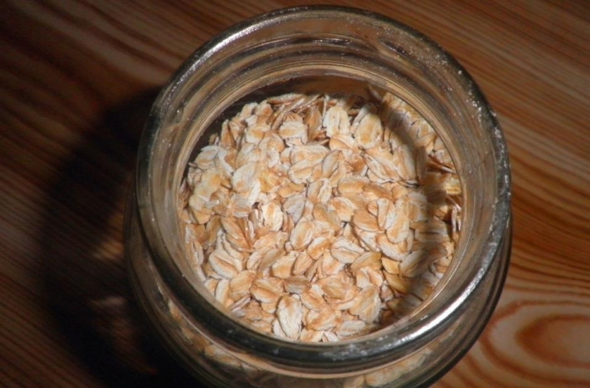 1. Этап. Печеночные котлеты в духовке: Просеиваем овсяные хлопья.