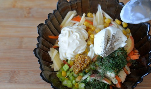 1. Этап. Салат Переполох: Добавляем в салат соль, перец, горчицу, йогурт, или смесь йогурта и майонеза, или сметану. Перемешиваем салат.