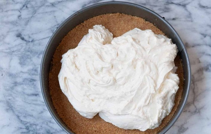 1. Этап. Ванильный чизкейк без выпечки: 12. Выложите кремовую начинку на песочный корж.