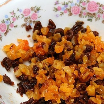 1. Этап. Корзинки с пшенной кашей: Измельчаем замоченные изюм и курагу.