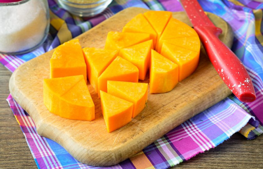 1. Этап. Желе из тыквы с апельсином: Нарежьте тыкву на средние кусочки.