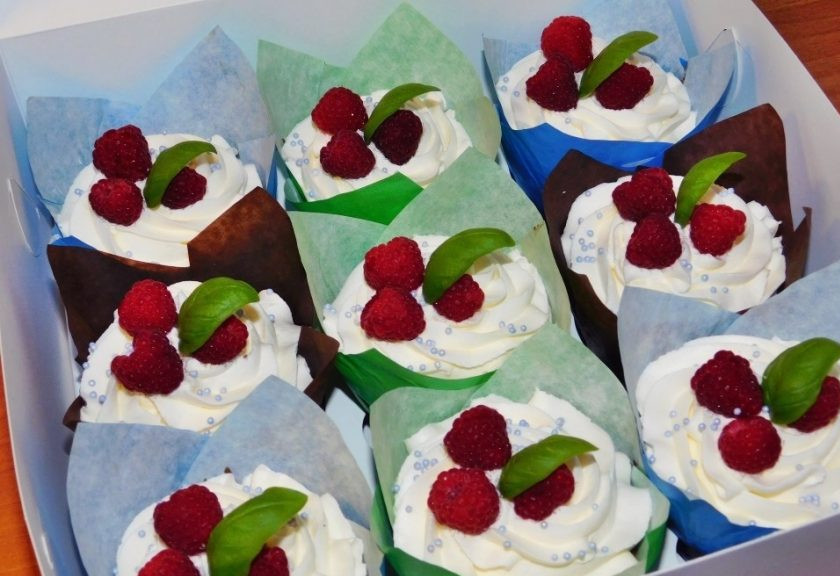 1. Этап. Апельсиновые капкейки с шоколадной начинкой: Для крема взбейте жирные сливки с сахарной пудрой. Украсьте кексы шапочкой из крема и поставьте в холодильник, чтобы крем немного застыл. Приятного чаепития!