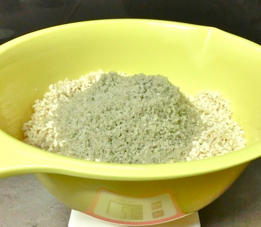 1. Этап. Мисо паста: Также добавьте соль, всё хорошенько перемешайте.