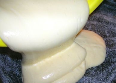 1. Этап. Медовый торт простой: Форму для выпечки диаметром 26 см. смазываем маслом и посыпаем манкой или мукой. Выливаем тесто в форму.