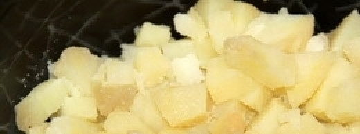 1. Этап. Салат Оливье с икрой: Картофель нарезаем кубиками.