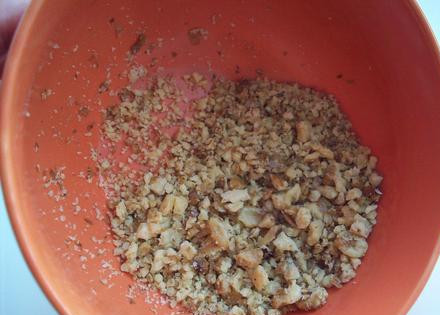 1. Этап. Крымская пахлава: Любые орехи измельчаем и посыпаем вынутые из сахарного сиропа пахлавушки. Раскладываем готовую пахлаву на большом блюде для остывания.