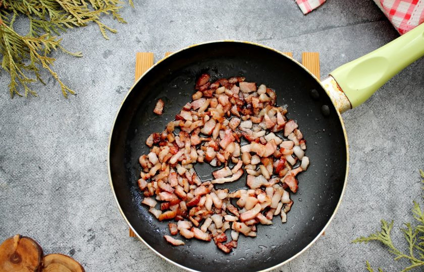 1. Этап. Лазанья Карбонара: Грудинку порежьте кубиком и обжарьте в горячей и сухой сковороде на среднем огне. Я обжаривала в течение 4 минут, перемешивая. Нужно чтобы из грудинки наполовину вытопился жир.