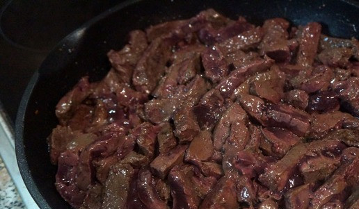 1. Этап. Печень по-строгановски: Жарить, часто перемешивая, минут 5-6, пока она полностью не поменяет цвет. Главное – не пережарить, иначе печень станет сухой. Можно постоянно пробовать на вкус и консистенцию.