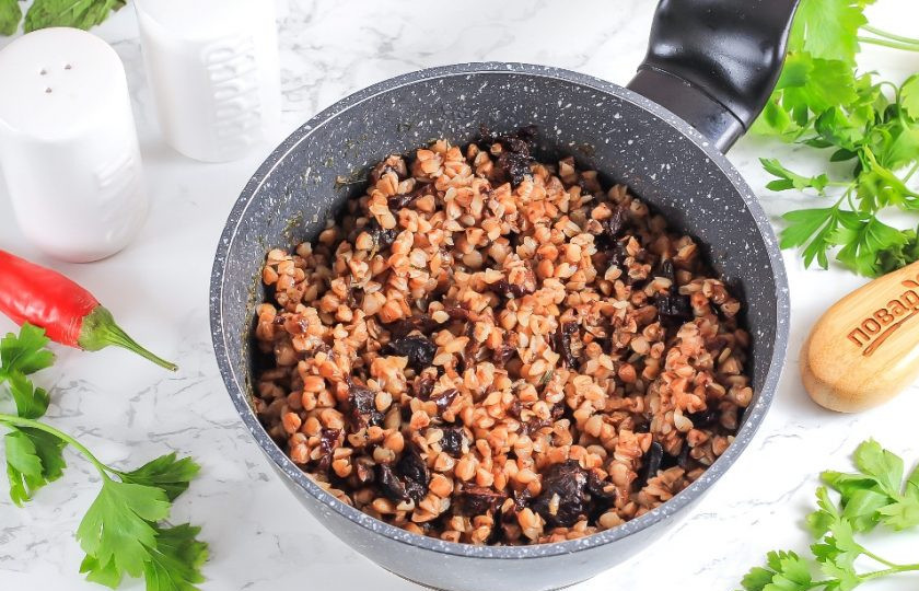 1. Этап. Постная гречневая каша с черносливом: Выключите нагрев и дайте каше пропариться 5-10 минут. В этот момент можно добавить сливочное или растительное масло.