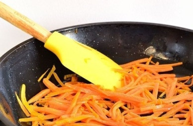 1. Этап. Печеночный пирог из куриной печени: Морковь натираем на крупной терке и обжариваем минут 5-6 на сковороде с ложкой растительного масла.