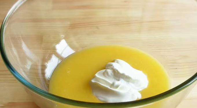 1. Этап. Торт Муравейник из детства: 1. Растопите сливочное масло, добавьте сахар, сметану и ваниль. Хорошо перемешайте венчиком.