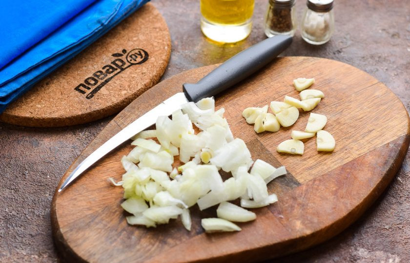 1. Этап. Жареная курица на сковороде: Очистите лук и чеснок, сполосните и просушите. Нарежьте лук и чеснок мелкими кубиками.