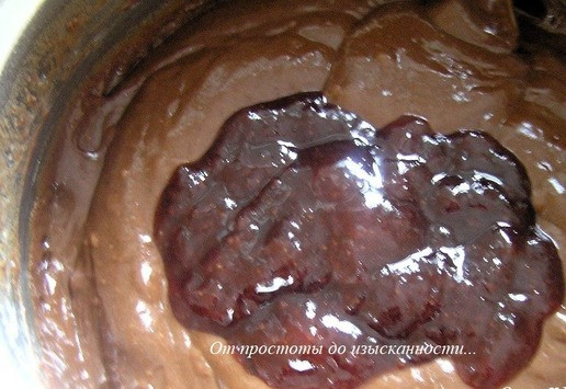 1. Этап. Шоколадно-клубничные кофейные кексы или Торт: Добавьте варенье, тщательно перемешайте до однородности.