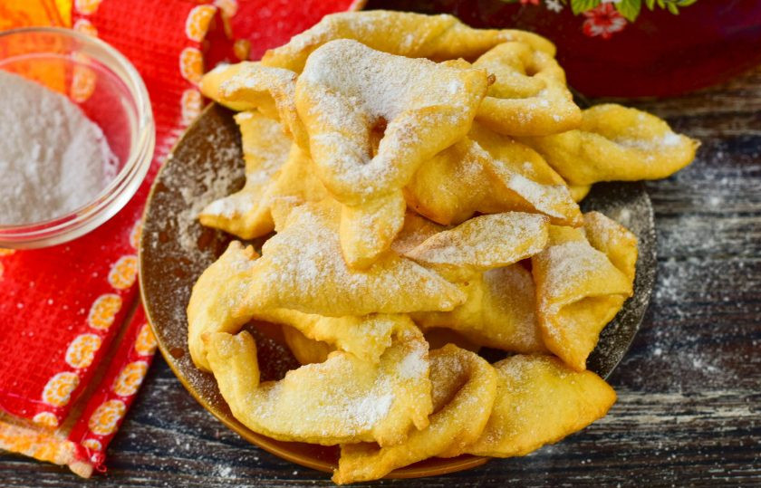 1. Этап. Хворост на минералке: Получился вот такой хворост на минералке! Приятного чаепития!