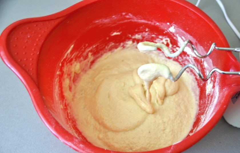 1. Этап. Кулич на молоке: Миксером или венчиком замесите тесто, по консистенции, как густая сметана. Накройте тесто салфеткой, поставьте в теплое место для брожения на 1 час.