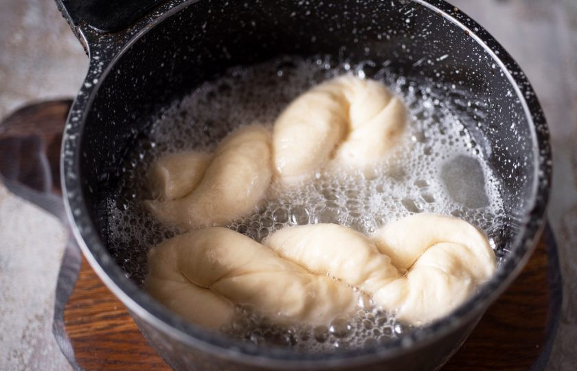 1. Этап. Корейские пончики: На среднем огне в сотейнике разогрейте обильное количество растительного масла и выкладывайте аккуратно по 1-2 заготовки пончиков — обжаривайте с двух сторон до золотистой корочки. Готовые пончики выкладывайте на бумажное полотенце, удаляя излишки растительного масла.