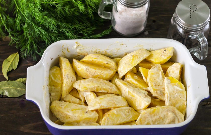 1. Этап. Маринованный картофель: Выложите майонез любой жирности и любого сорта, можно даже чесночный. Перемешайте и оставьте заготовку примерно на 20-30 минут.