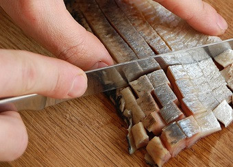 1. Этап. Тарталетки с селедкой: 4. Теперь можно приступить к приготовлению начинки. Селедку очистить от шкурки и костей. Нарезать филе небольшими кубиками.