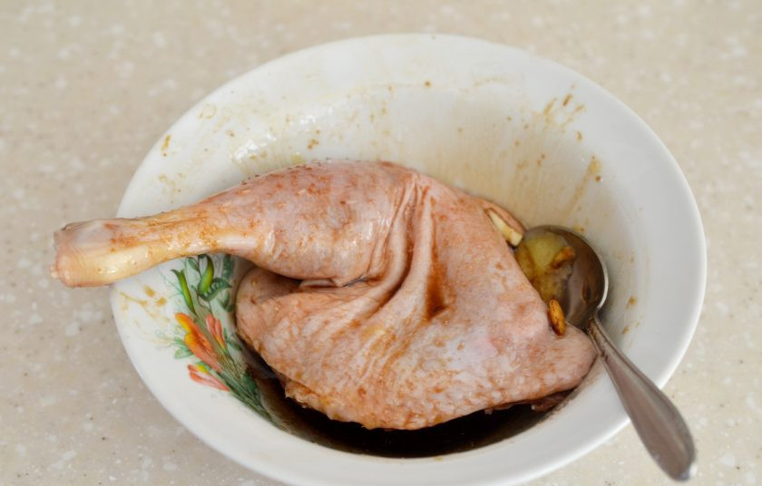 1. Этап. Утка в соевом маринаде: Положите утку в маринад минимум на 1 час.