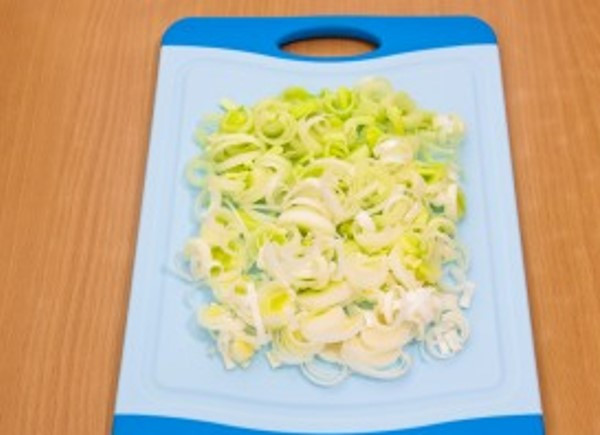 1. Этап. Баранина в духовке в рукаве: Лук порей порежьте колечками.