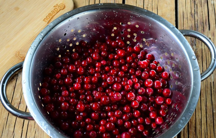 1. Этап. Джем из красной смородины на зиму (быстрый): Красную смородину освободите от веточек, удалите все поврежденные ягодки. Переложите смородину в дуршлаг и промойте под проточной водой.