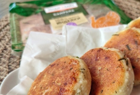 1. Этап. Сырники с ветчиной: Немного остывшие можно складывать в удобную ёмкость. Или убрать в холодильник до утра. Если планируете брать с собой в дорогу или на перекус.