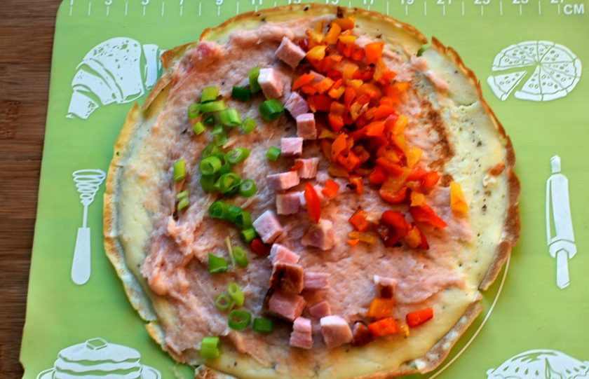 1. Этап. Курица по-царски, фаршированная блинами: Каждый блинчик смажьте тонким слоем фарша. Сверху полосками разложите кубики копченой грудинки, зеленый лук и слегка притушенный в масле сладкий перец. Сверните блинчик трубочкой.