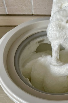 1. Этап. Мороженое с ксантановой камедью: На выходе получаем мягкое мороженое. Я очень люблю его употреблять именно в таком виде, добавляя соленую карамель или шоколадную крошку. Рецепт соленой карамели я уже выкладывала ранее https://www.povareno k.ru/recipes/show/18 2563/