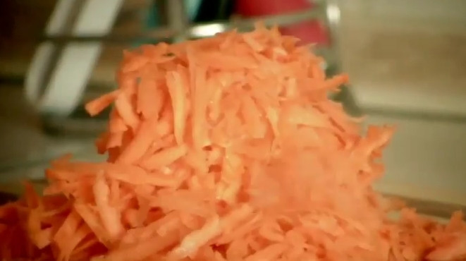 1. Этап. Домашний рассольник с рисом: 3. Лук нарежьте мелко, а морковь натрите на крупной терке.