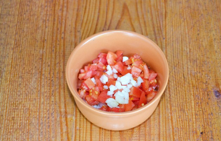 1. Этап. Форель под маринадом: Добавьте измельченный чеснок.