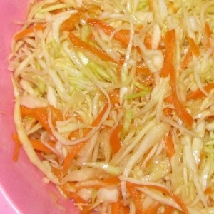 1. Этап. Капуста с морковью: Добавляем к овощам соль, сахар, уксус или сок и растительное масло. Хорошенько перемешиваем и даем постоять минут 15.