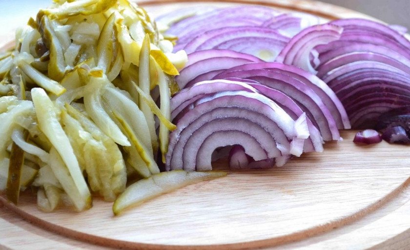 1. Этап. Солянка из рыбы: 2. Лук нарезаю тонкими полукольцами, а соленые огурчики — тонкими брусочками (соломкой).