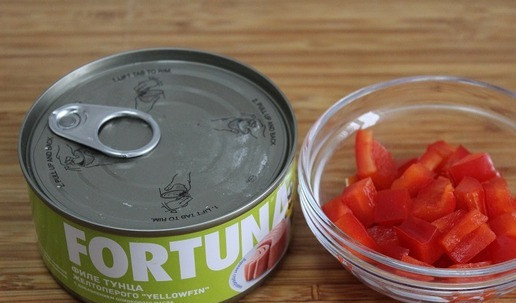 1. Этап. Деревенский испанский салат с тунцом: Перец порезать небольшим кубиком.