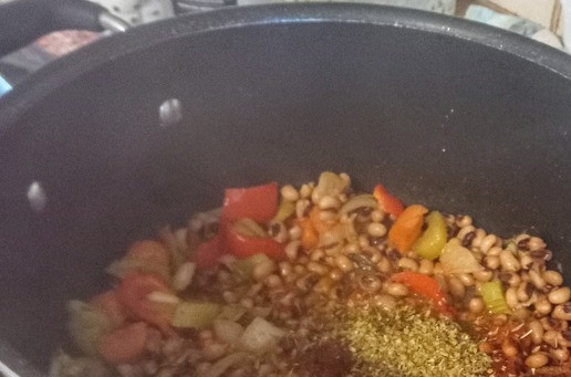 1. Этап. Чили но карне: Второй шаг будет заключаться в добавлении фасоли, зиры, паприки и орегано в казан с софрито. Готовить 2 минуты для обжаривания специй.