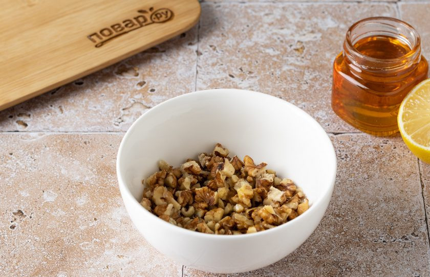 1. Этап. Тыква запеченная Оранжевое солнце: Орехи мелко порубите, затем смешайте с лимонным соком и подсластителем.