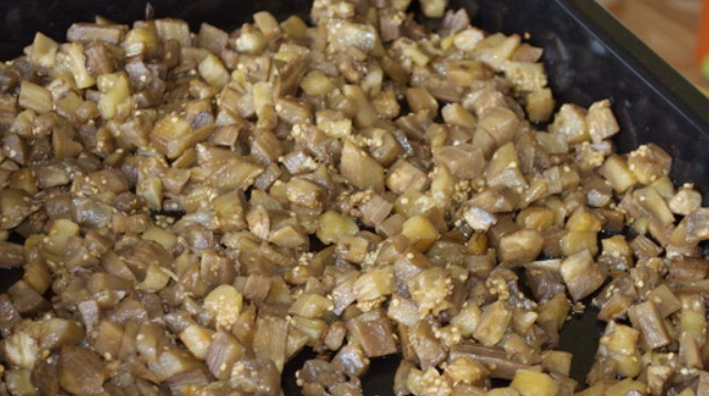 1. Этап. Баклажанная икра на зиму: 6. Спустя необходимое время достаньте баклажаны и перцы из духовки.