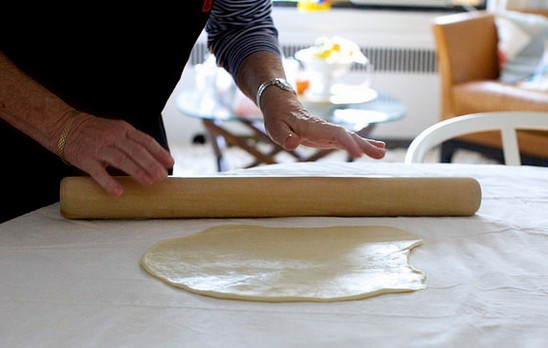 1. Этап. Штрудель с яблоком: 5. Включите духовку, пусть разогревается до 180 градусов. Рабочий стол застелите чистой салфеткой или пергаментом, например. Выложите тесто и начните раскатывать.