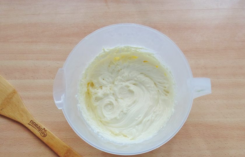 1. Этап. Торт Соблазн: Взбейте крем миксером.