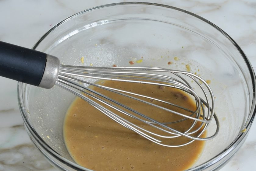 1. Этап. Соус для салата Цезарь простой: 1. Чеснок натрите на терке, к нему выложите пасту из анчоусов, свежевыжатый сок лимона (2 столовые ложки), горчицу, вустерширский соус, взбейте массу венчиком.